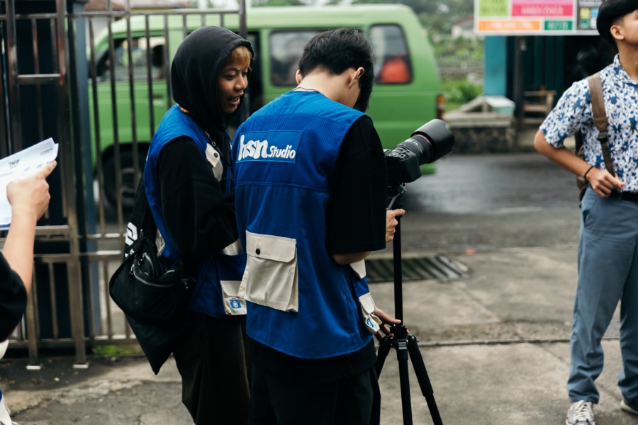 Tim Hasanah Studio di lapangan