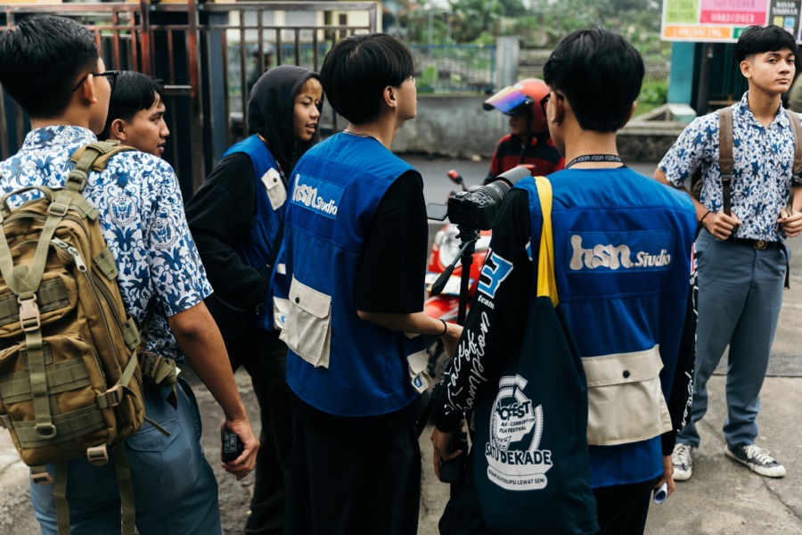 Tim Hasanah Studio di lapangan