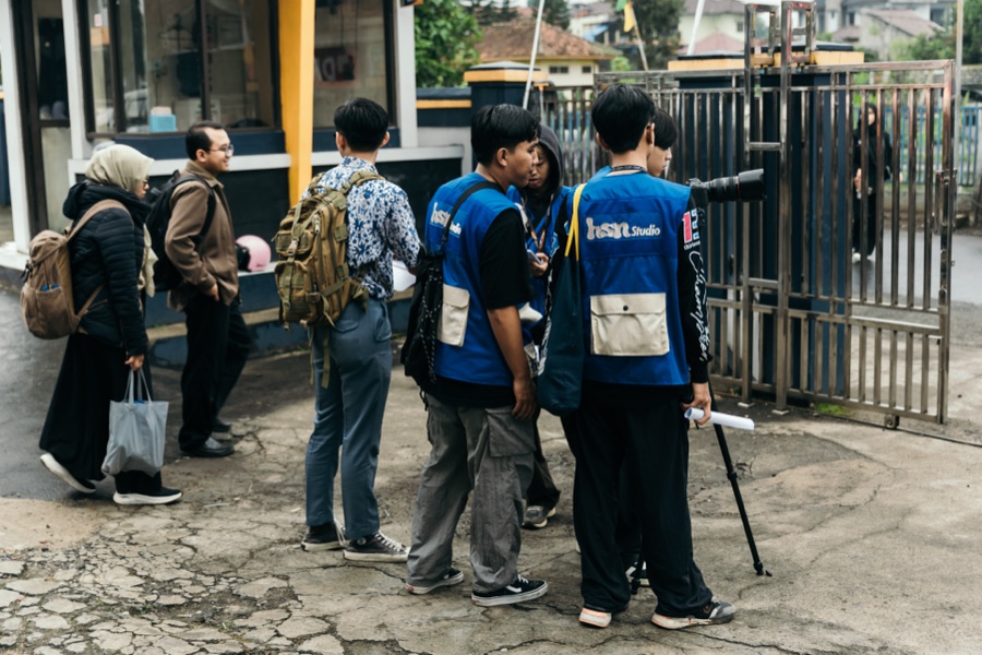 Tim Hasanah Studio di lapangan