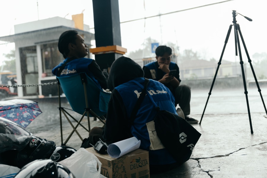 Tim Hasanah Studio di lapangan