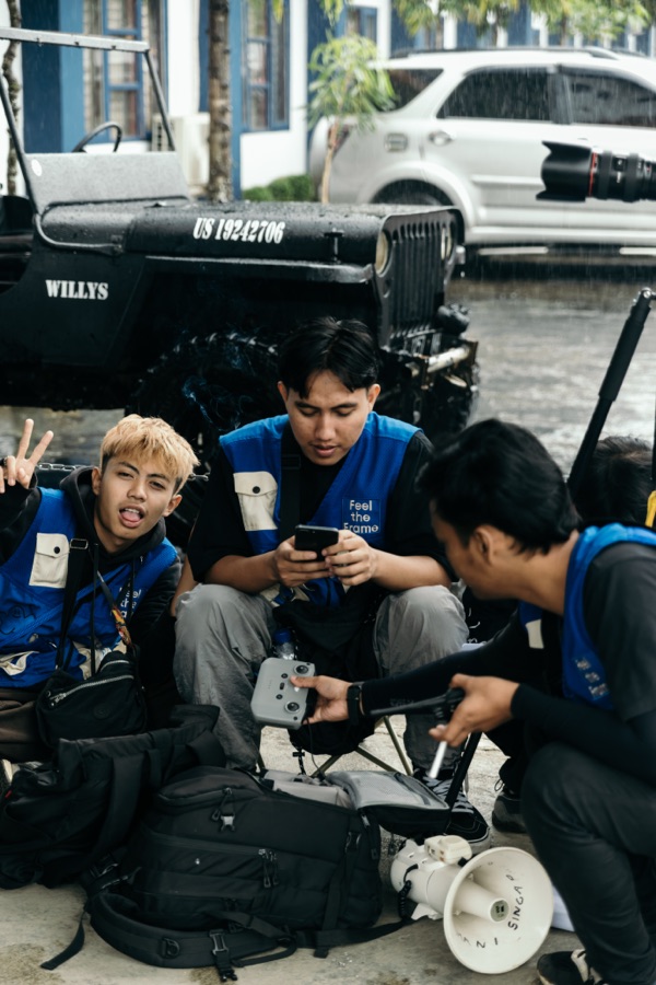 Tim Hasanah Studio di lapangan