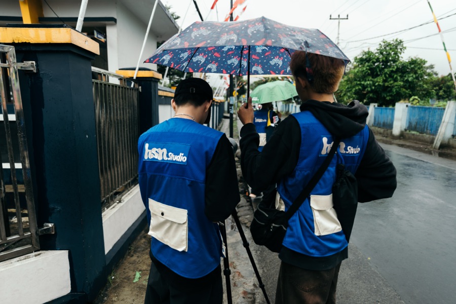 Tim Hasanah Studio di lapangan