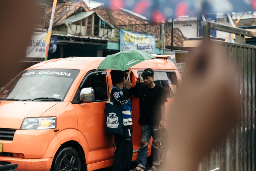 Tim Hasanah Studio di lapangan
