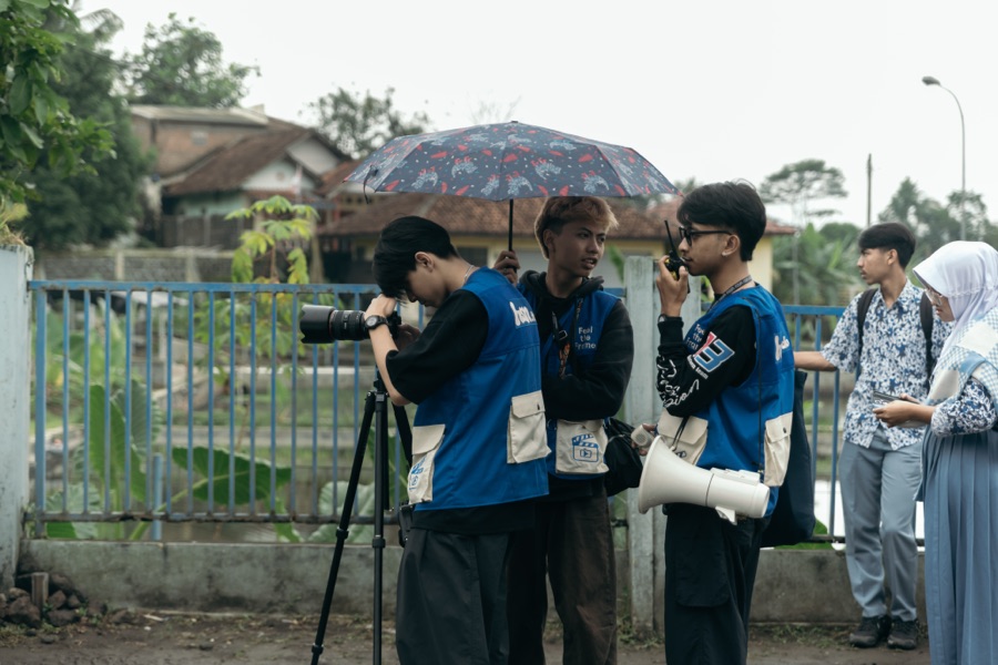 Tim Hasanah Studio di lapangan