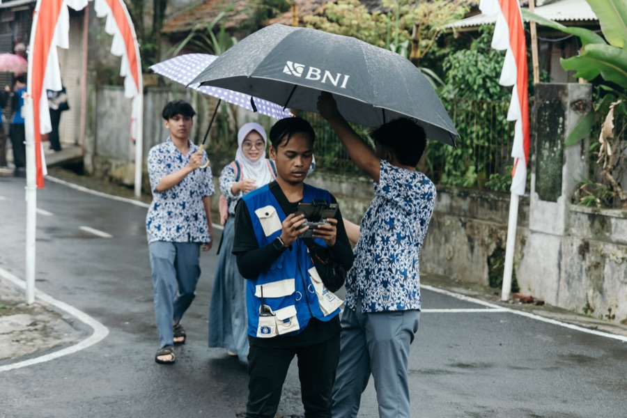 Tim Hasanah Studio di lapangan