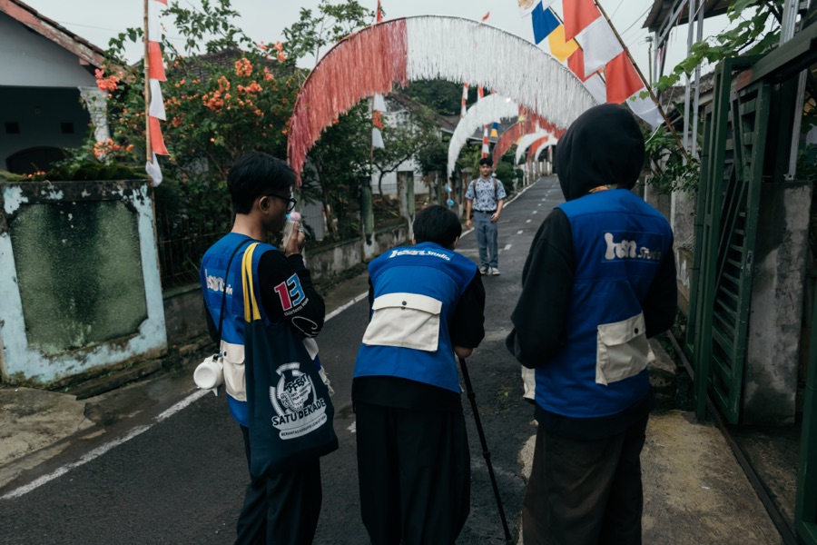 Tim Hasanah Studio di lapangan